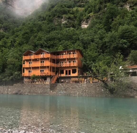 تختخواب و صبحانه Livadhi Guesthouse Komani Lake
