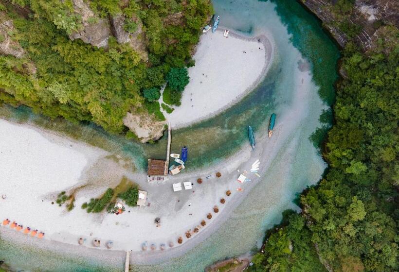 تختخواب و صبحانه Livadhi Guesthouse Komani Lake