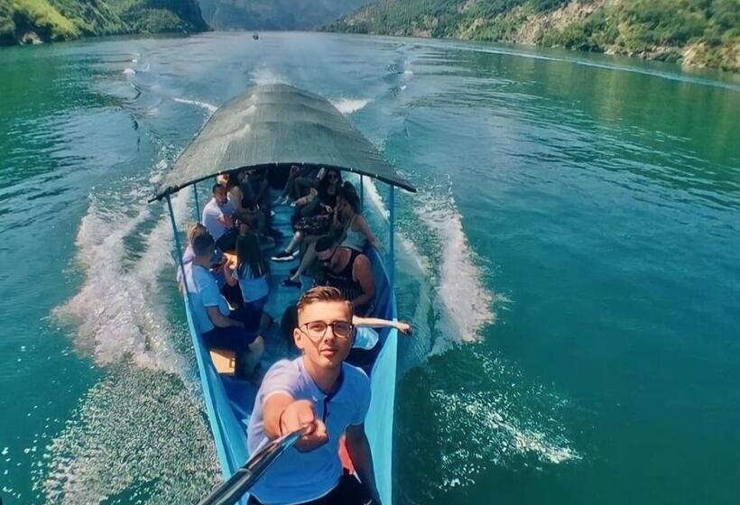 تختخواب و صبحانه Livadhi Guesthouse Komani Lake