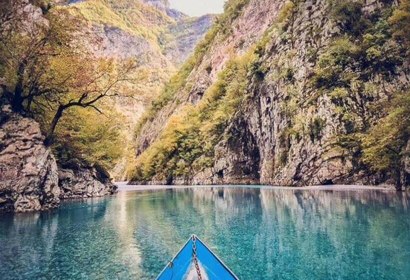 تختخواب و صبحانه Livadhi Guesthouse Komani Lake