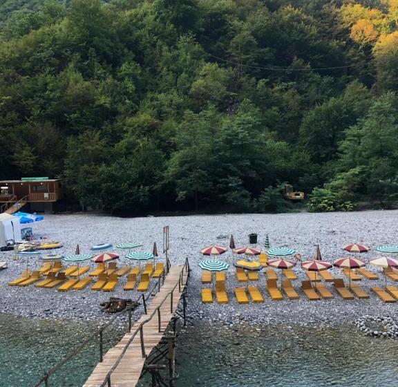 تختخواب و صبحانه Livadhi Guesthouse Komani Lake