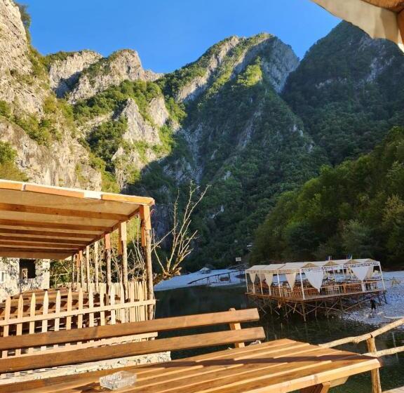 تختخواب و صبحانه Livadhi Guesthouse Komani Lake