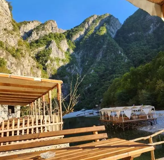 ベッドアンドブレックファースト Livadhi Guesthouse Komani Lake