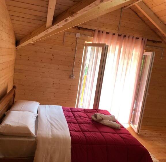 تختخواب و صبحانه Livadhi Guesthouse Komani Lake