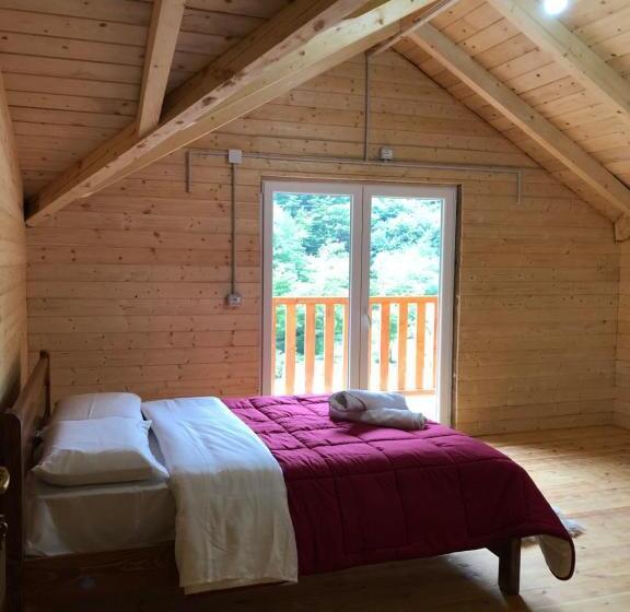 تختخواب و صبحانه Livadhi Guesthouse Komani Lake