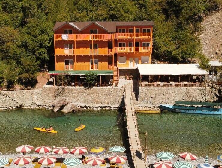 تختخواب و صبحانه Livadhi Guesthouse Komani Lake