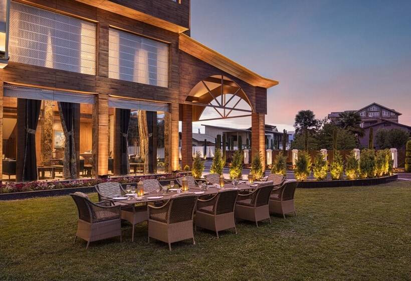 Hotel Welcomheritage Grand, Srinagar