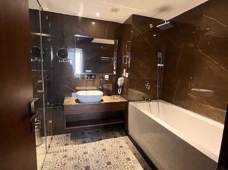 Hotel Welcomheritage Grand, Srinagar