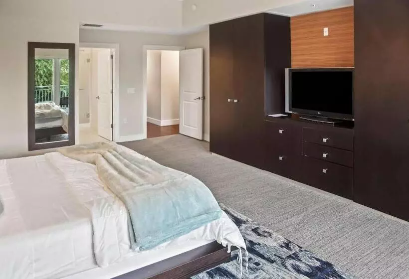 Upscale Resort Villa In The Heart Of Miami