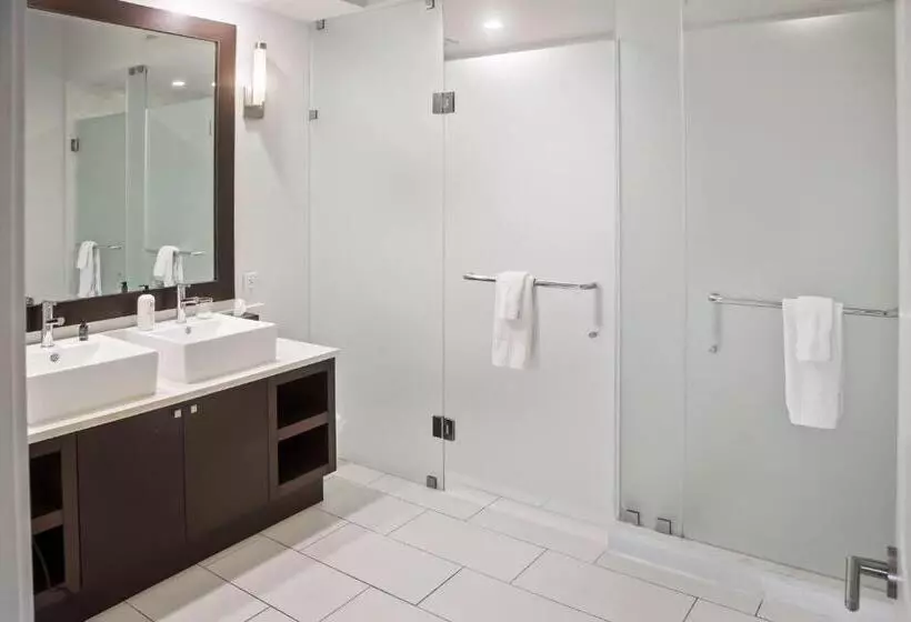 Upscale Resort Villa In The Heart Of Miami