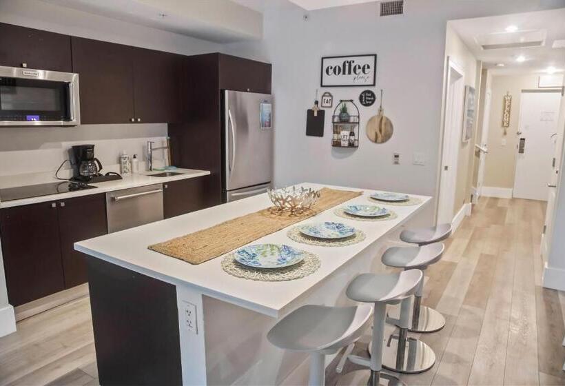 Upscale Resort Villa In The Heart Of Miami