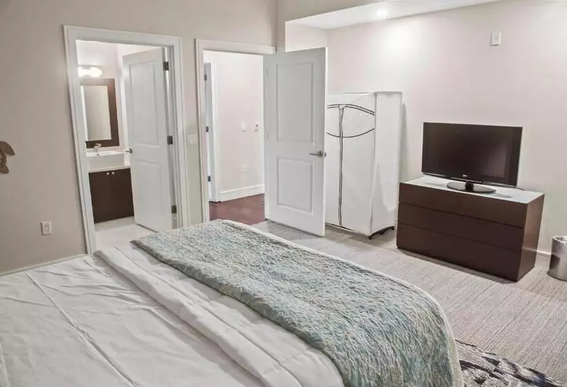 Upscale Resort Villa In The Heart Of Miami