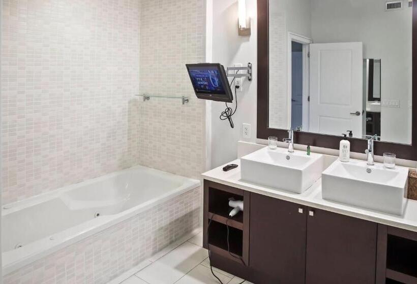 Upscale Resort Villa In The Heart Of Miami