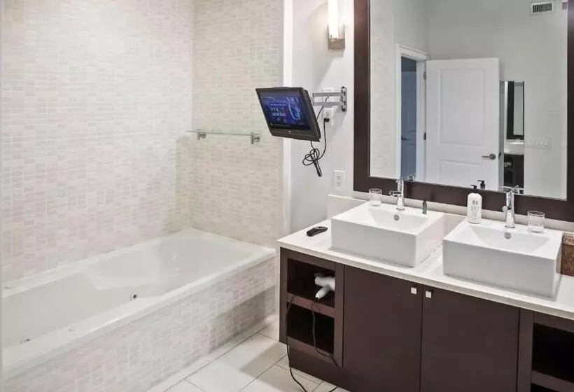 Upscale Resort Villa In The Heart Of Miami