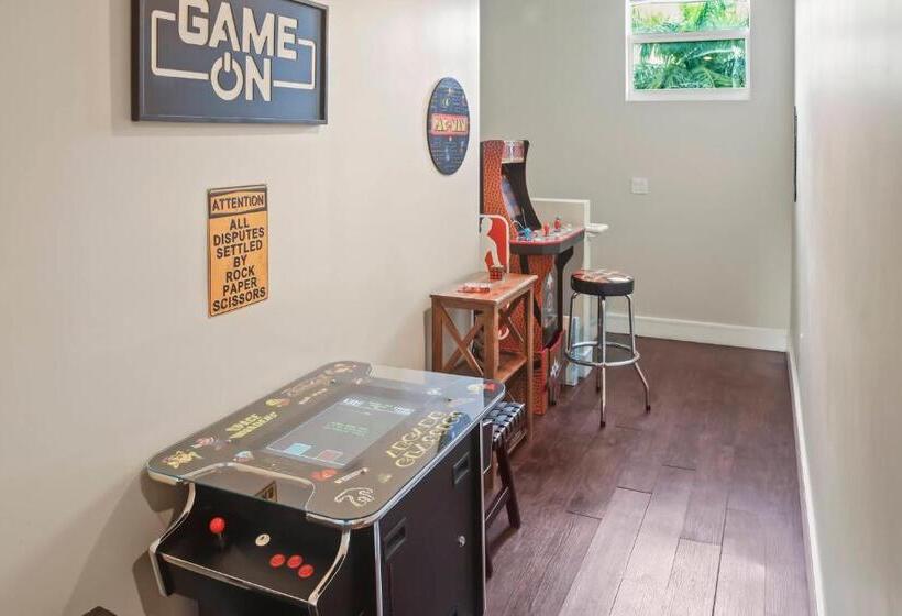 Upscale Resort Villa In The Heart Of Miami