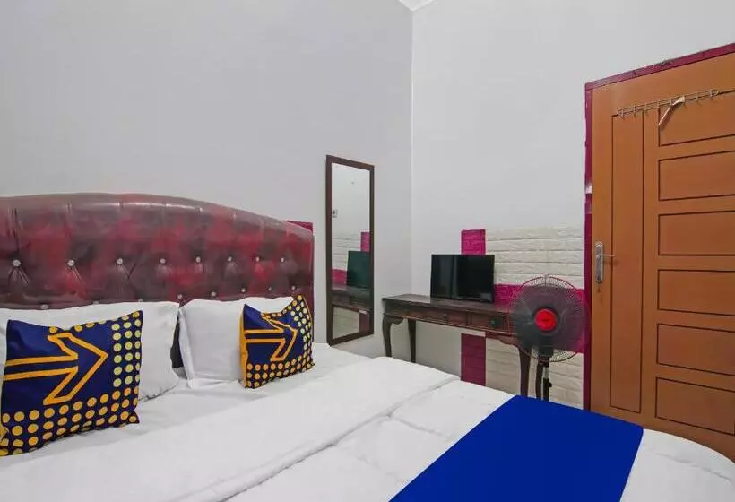 Hotelli Spot On 92570 Putri Guest House Syariah