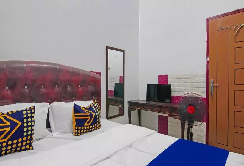 Hotelli Spot On 92570 Putri Guest House Syariah