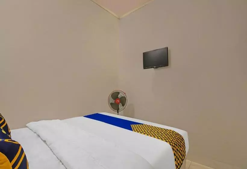 Hotelli Spot On 92570 Putri Guest House Syariah