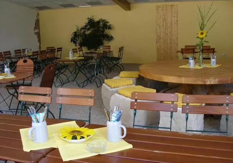 Hotelli Landgasthof Zum Wolfsberg