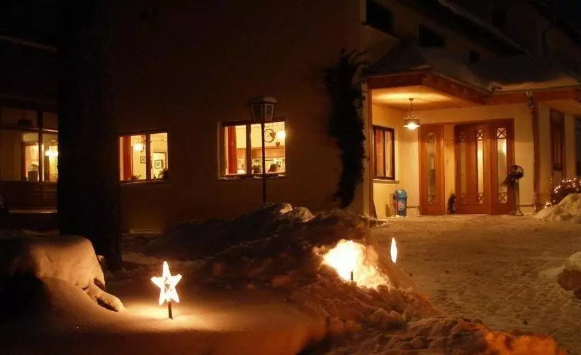 Hotelli Landgasthof Zum Wolfsberg