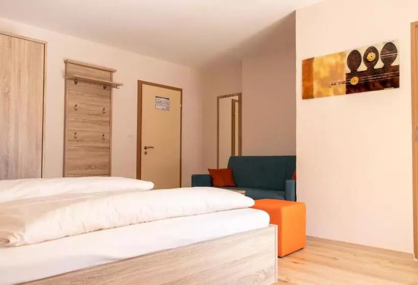 Hotelli Landgasthof Zum Wolfsberg