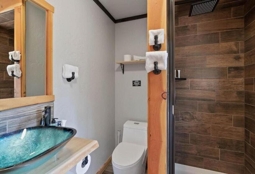 هتل Lake Village Lodge