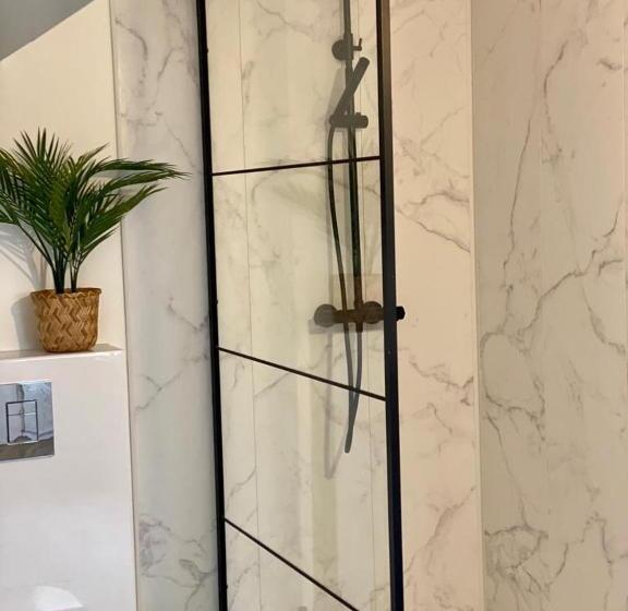 Majatalo Guesthouse At The Amstel River With 2br 2ba And Garden