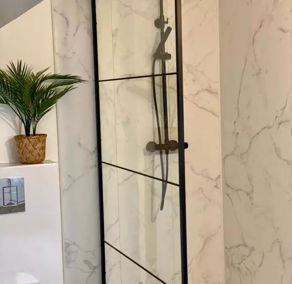 Majatalo Guesthouse At The Amstel River With 2br 2ba And Garden