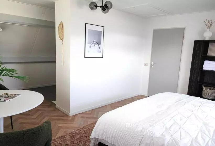 Majatalo Guesthouse At The Amstel River With 2br 2ba And Garden