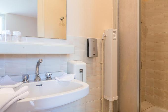 Hôtel Restaurant Platanes   Kb Hotel Group