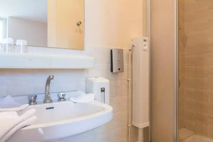 Hôtel Restaurant Platanes   Kb Hotel Group