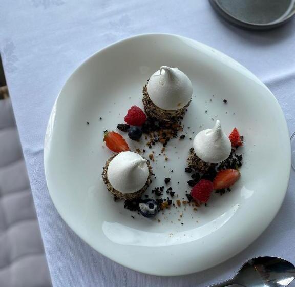 Hôtel Restaurant Platanes   Kb Hotel Group