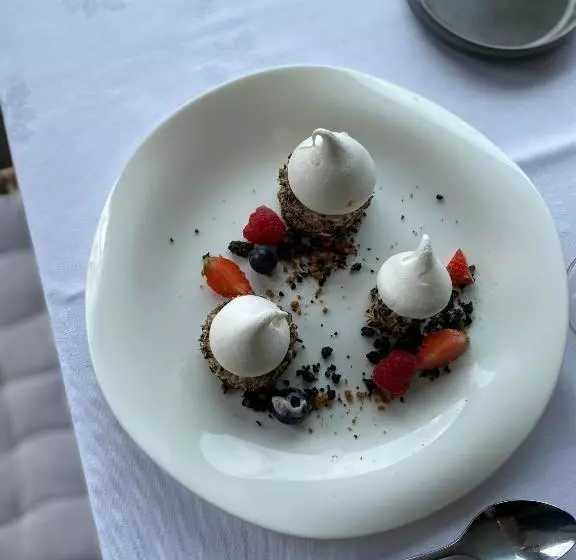 Hôtel Restaurant Platanes   Kb Hotel Group