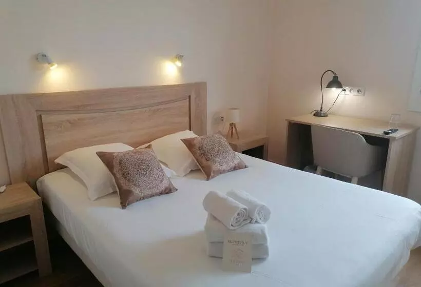 Hôtel Restaurant Platanes   Kb Hotel Group