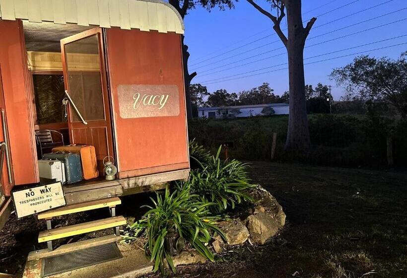 בית מלון כפרי Carriageway Retreat Unique Red Rattler Carriages And Units