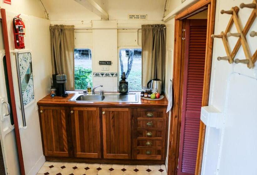 בית מלון כפרי Carriageway Retreat Unique Red Rattler Carriages And Units