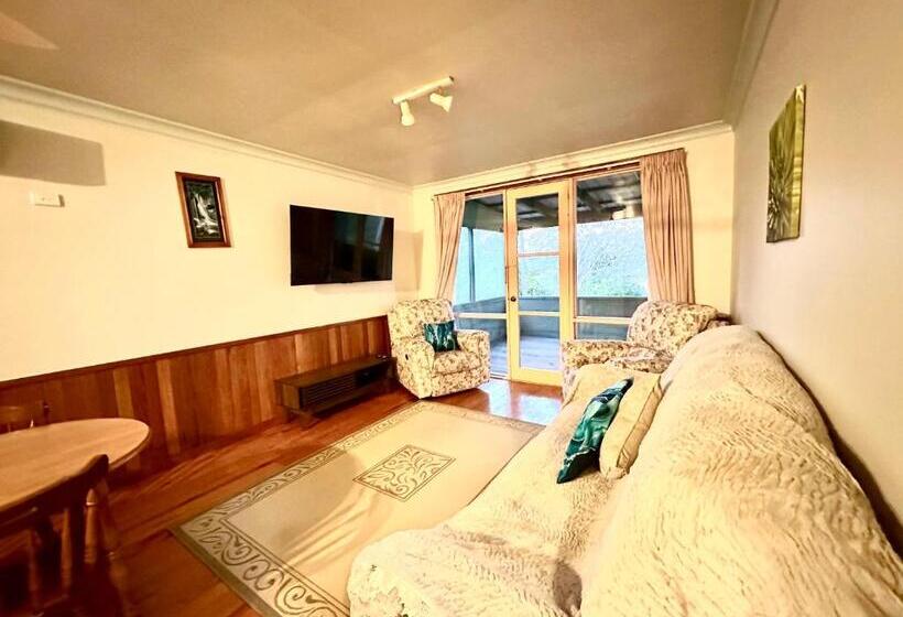 בית מלון כפרי Carriageway Retreat Unique Red Rattler Carriages And Units