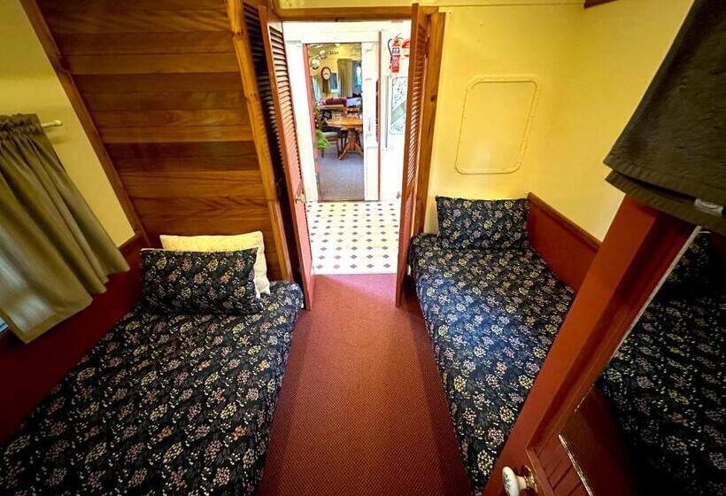 בית מלון כפרי Carriageway Retreat Unique Red Rattler Carriages And Units