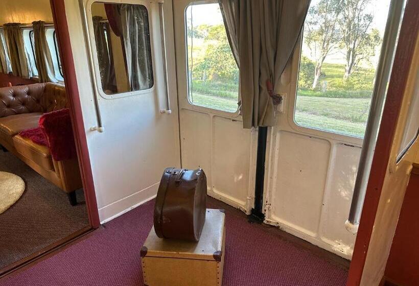 בית מלון כפרי Carriageway Retreat Unique Red Rattler Carriages And Units