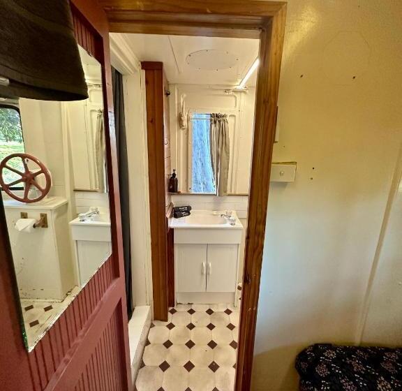 בית מלון כפרי Carriageway Retreat Unique Red Rattler Carriages And Units