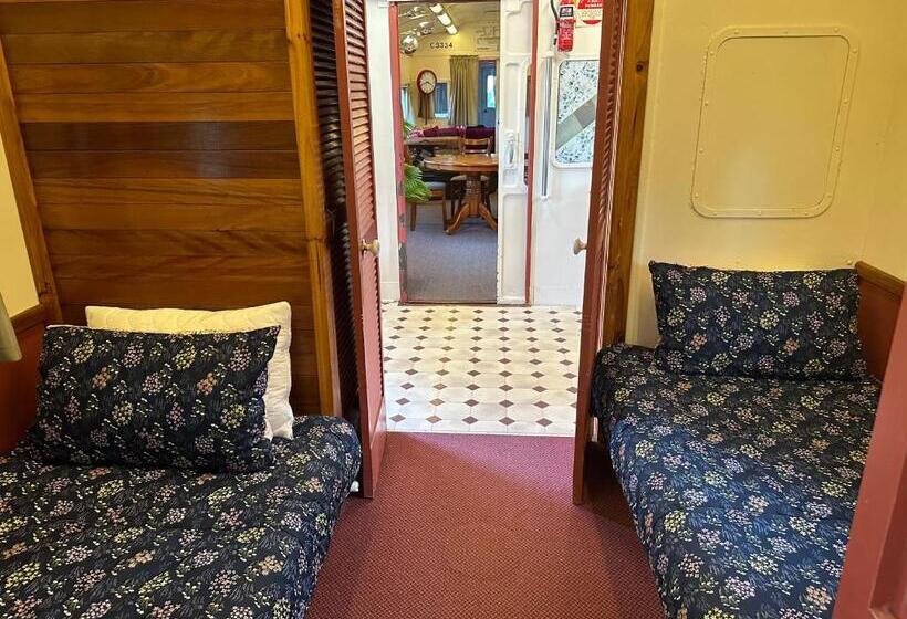 בית מלון כפרי Carriageway Retreat Unique Red Rattler Carriages And Units