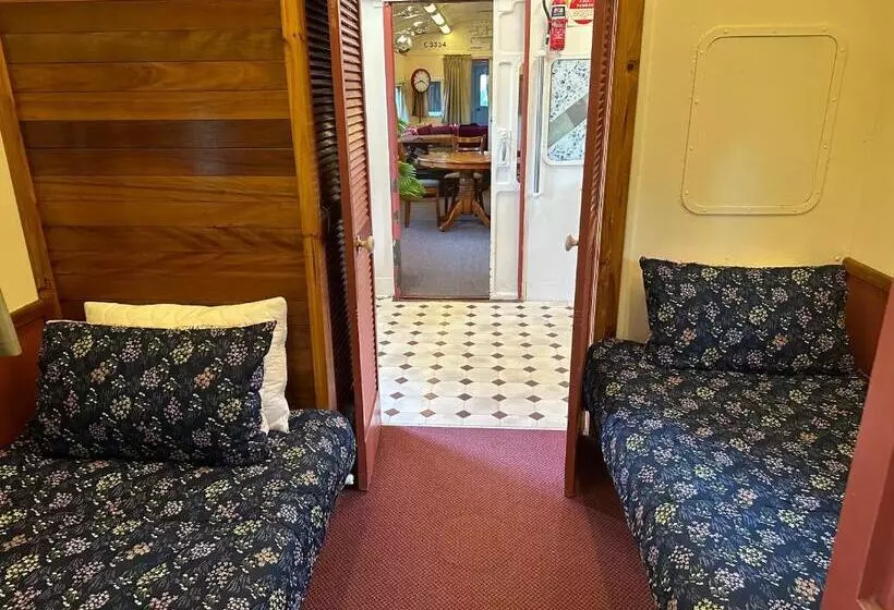 ホテル Carriageway Retreat   Unique Red Rattler Carriages And Units