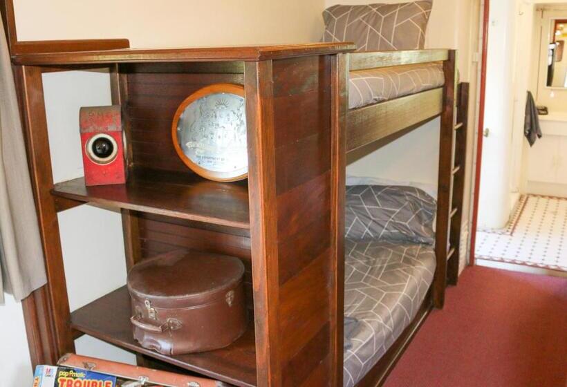 בית מלון כפרי Carriageway Retreat Unique Red Rattler Carriages And Units