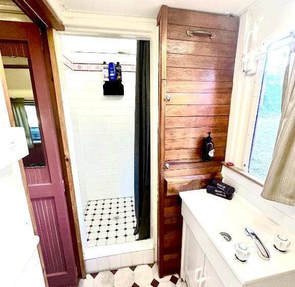 בית מלון כפרי Carriageway Retreat Unique Red Rattler Carriages And Units