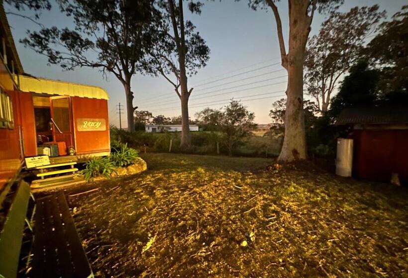 בית מלון כפרי Carriageway Retreat Unique Red Rattler Carriages And Units