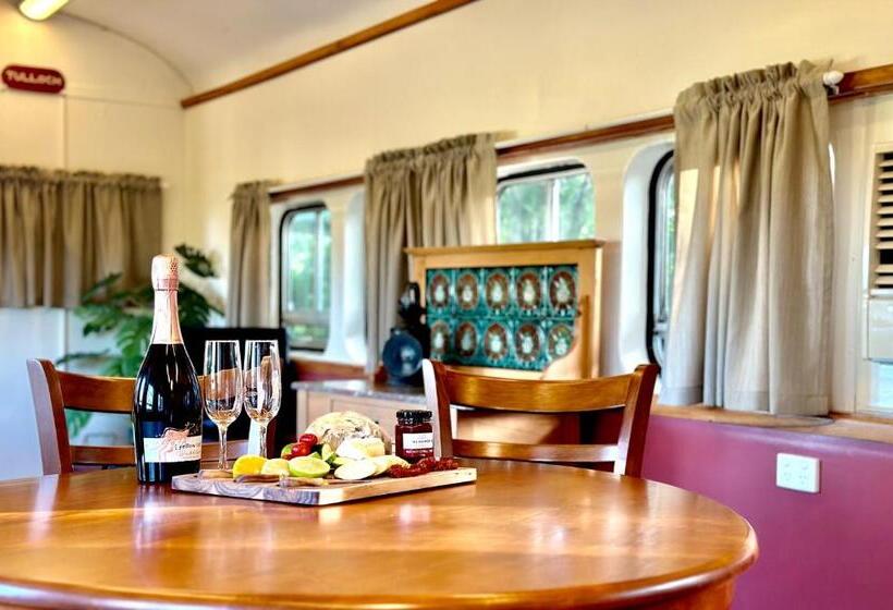 בית מלון כפרי Carriageway Retreat Unique Red Rattler Carriages And Units