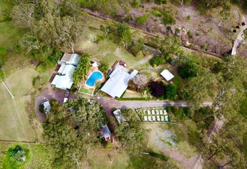 בית מלון כפרי Carriageway Retreat Unique Red Rattler Carriages And Units