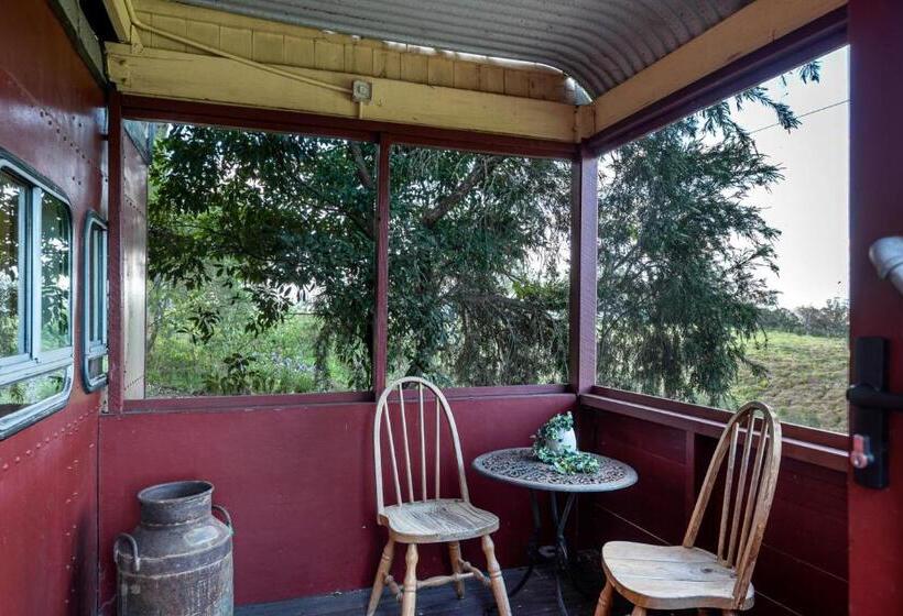 בית מלון כפרי Carriageway Retreat Unique Red Rattler Carriages And Units