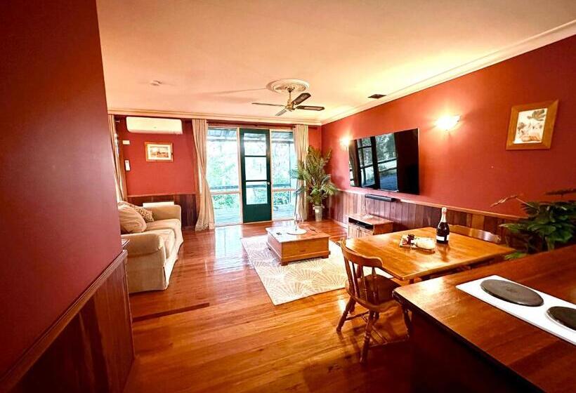 בית מלון כפרי Carriageway Retreat Unique Red Rattler Carriages And Units