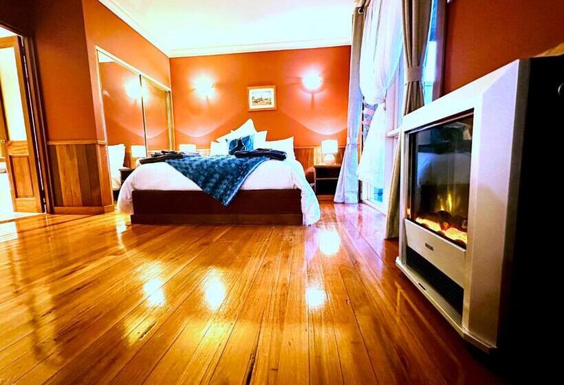 בית מלון כפרי Carriageway Retreat Unique Red Rattler Carriages And Units